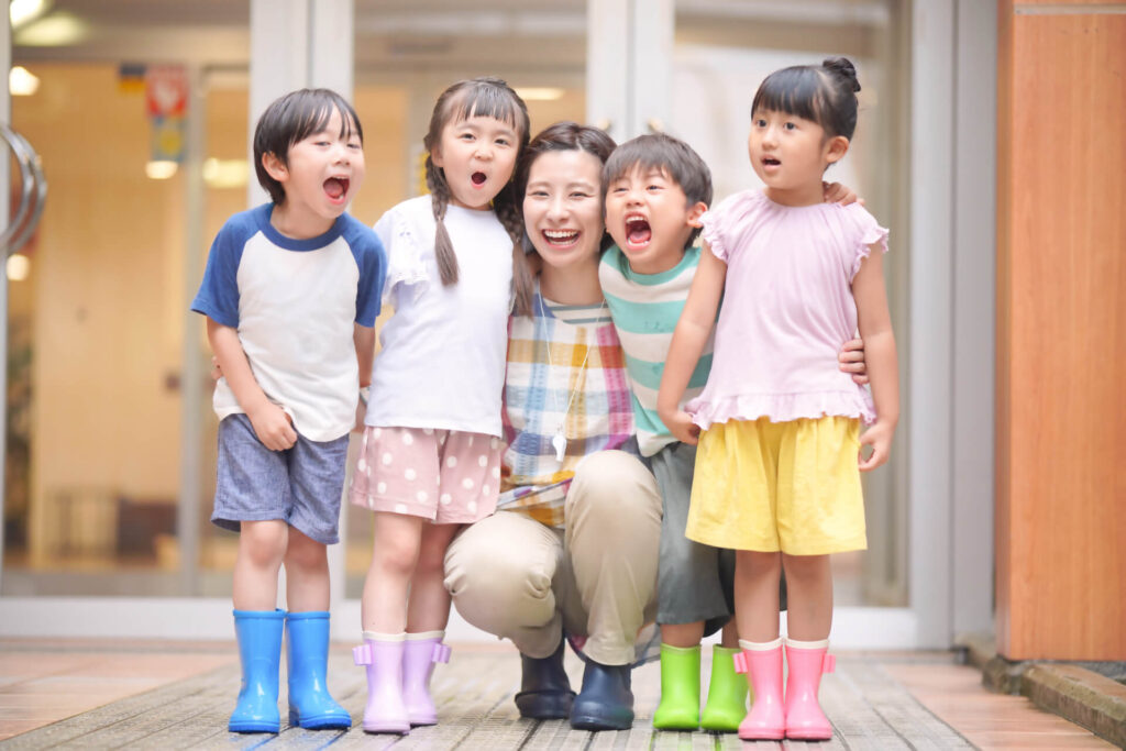 保育士さんと子供たち