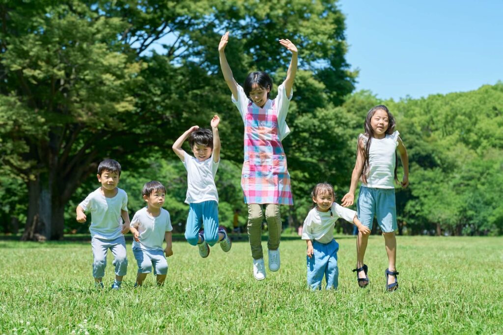 子供達が外で遊んでいる様子