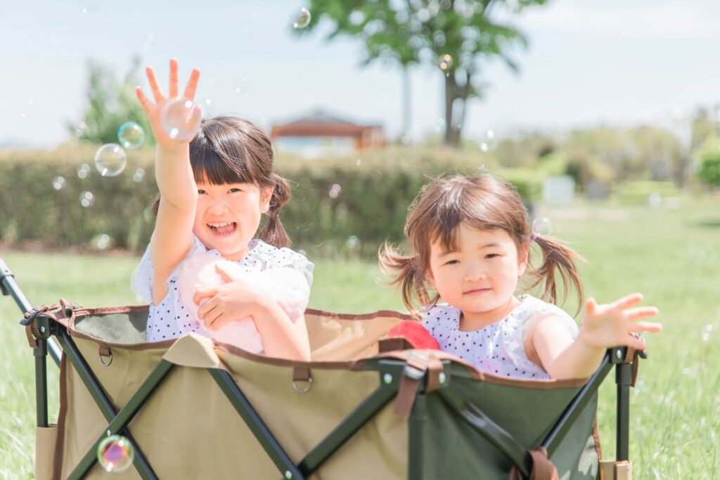 子供達が外で遊んでいる様子