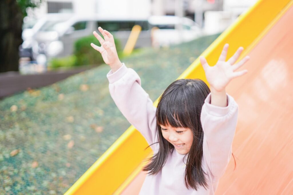 子供達が外で遊んでいる様子