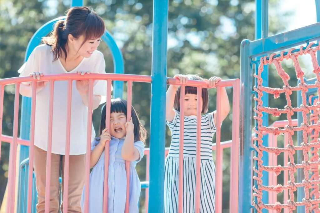 子供達が外で遊んでいる様子