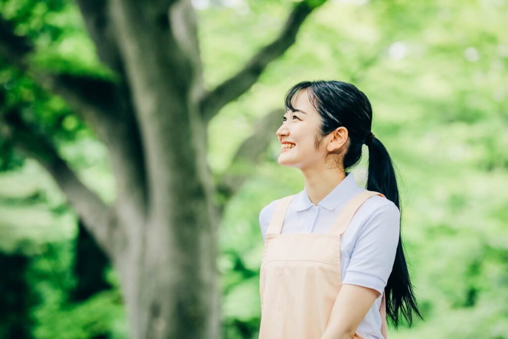保育士さんが遠くを眺めている様子